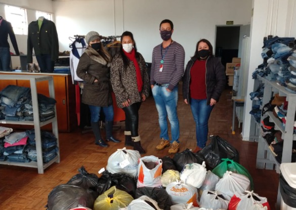 Governo Municipal recebe doação de centenas de peças de roupas